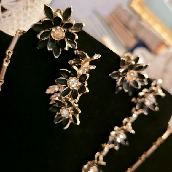 Beautiful Goldtone 5 piece Flower Set - Picture 4 of 4
